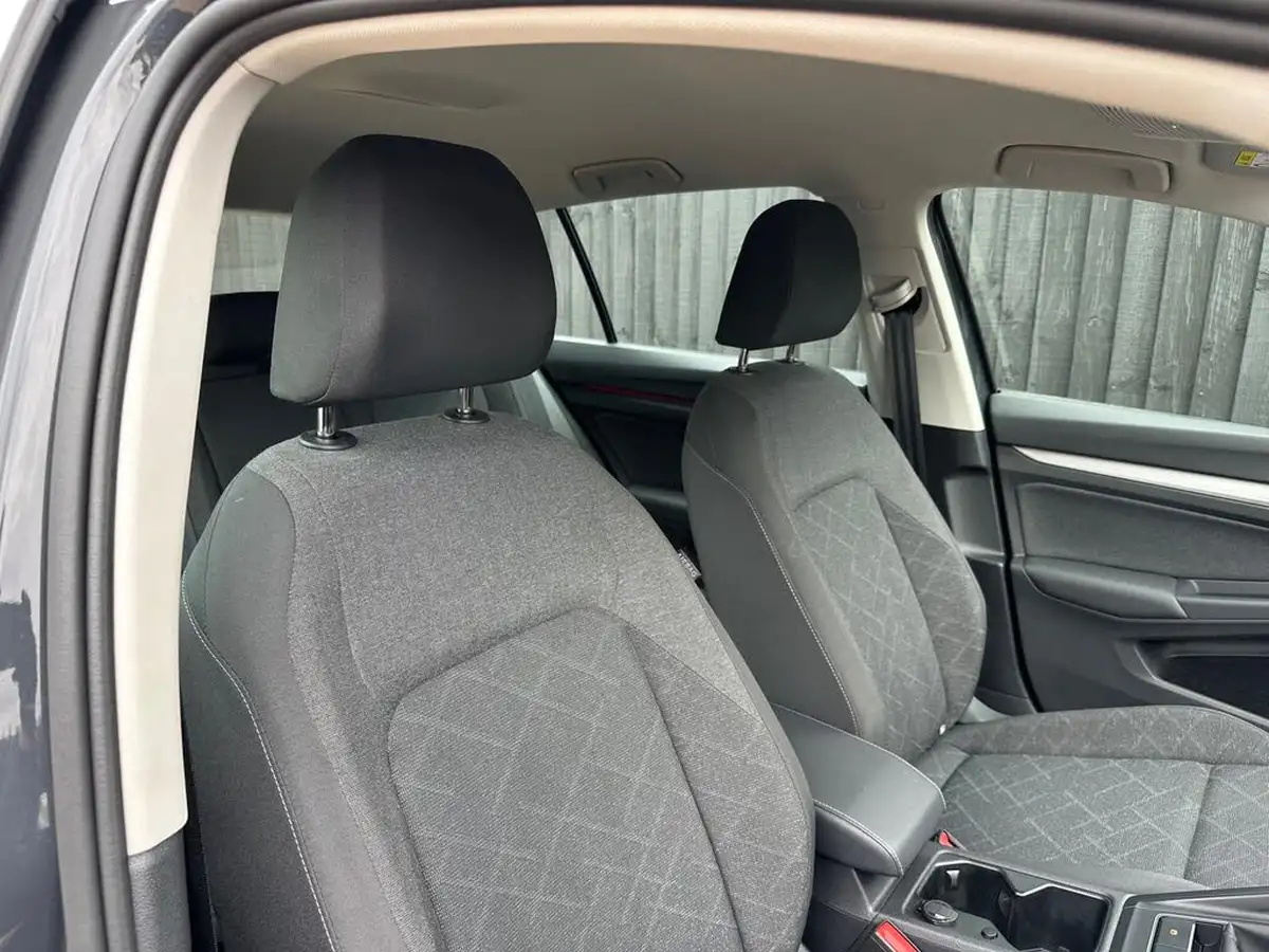 2023-volkswagen-golf-15-tsi-life-130ps-hatchback-big-10