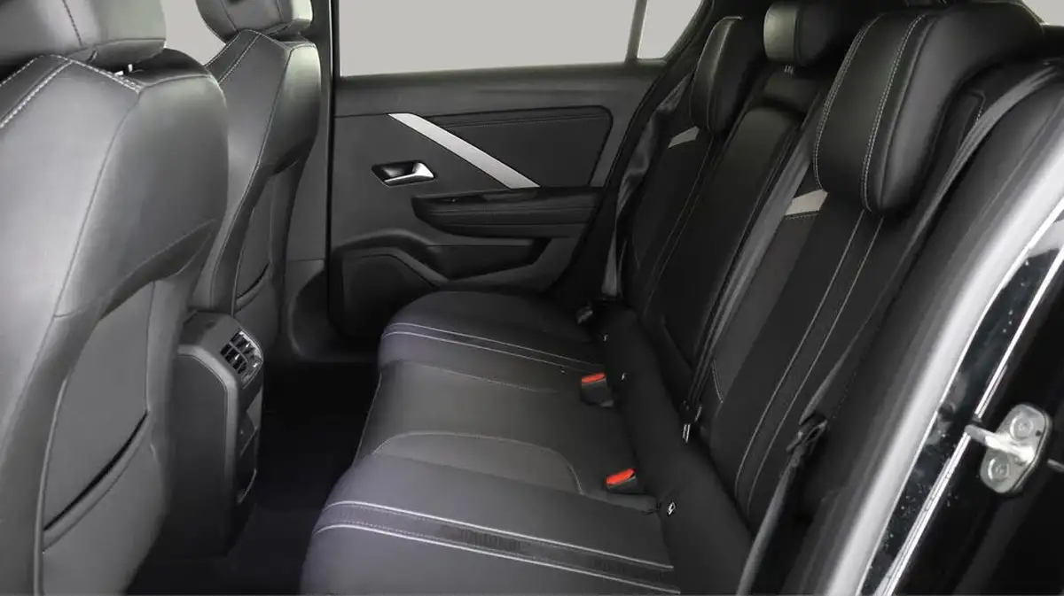 2023-vauxhall-astra-12-turbo-gs-hatchback-big-15