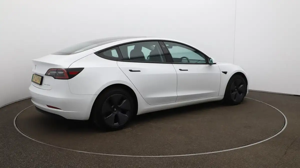 2022-tesla-model-3-e-long-range-big-53