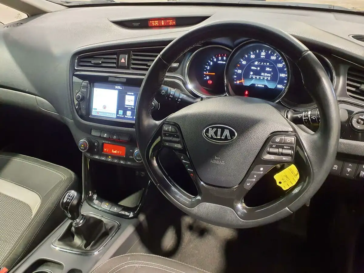 2017-kia-ceed-16crdi-3-hatchback-big-37