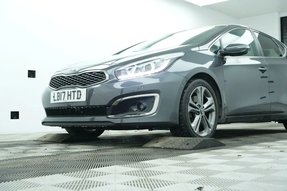 2017-kia-ceed-16crdi-3-hatchback-big-13