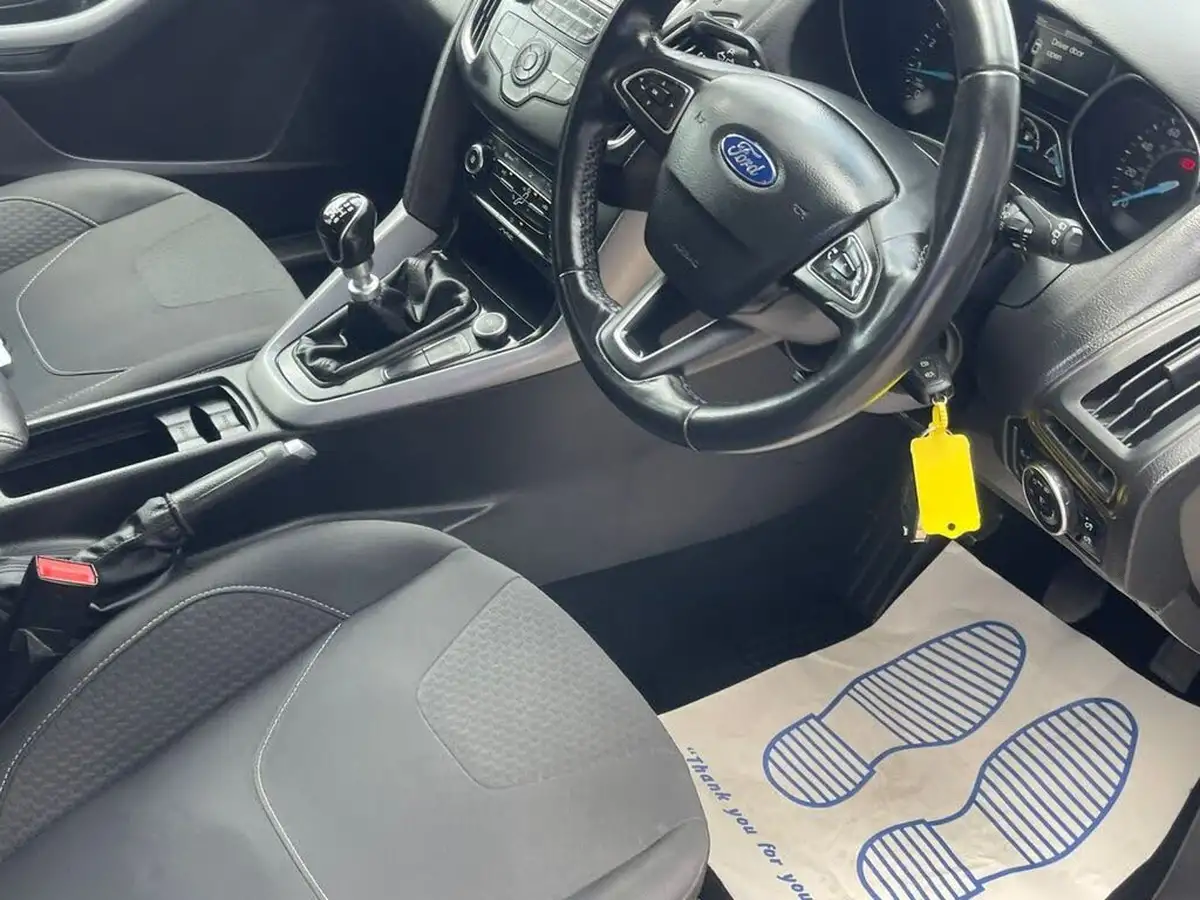 2015-ford-focus-10-zetec-t-125ps-hatchback-big-28