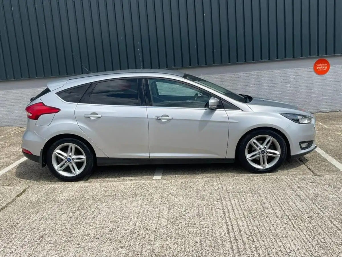 2015-ford-focus-10-zetec-t-125ps-hatchback-big-4