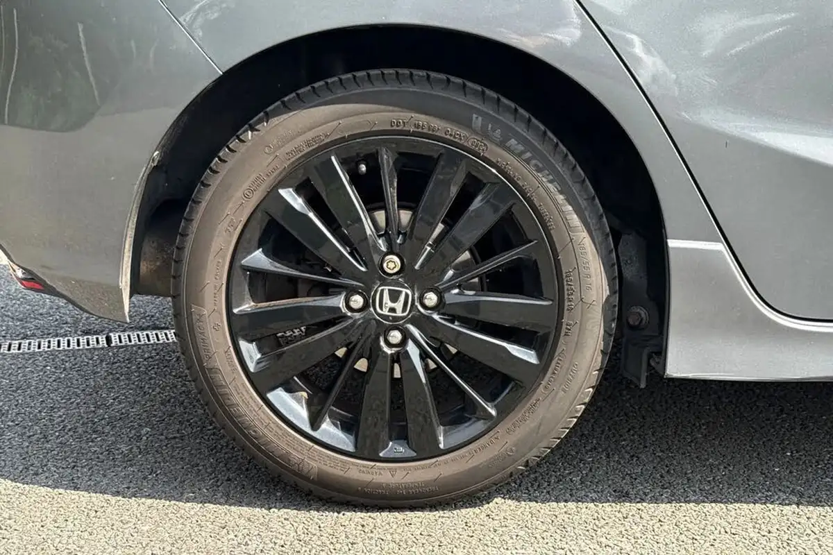 2018-honda-jazz-15-i-vtec-sport-navi-cvt-big-12