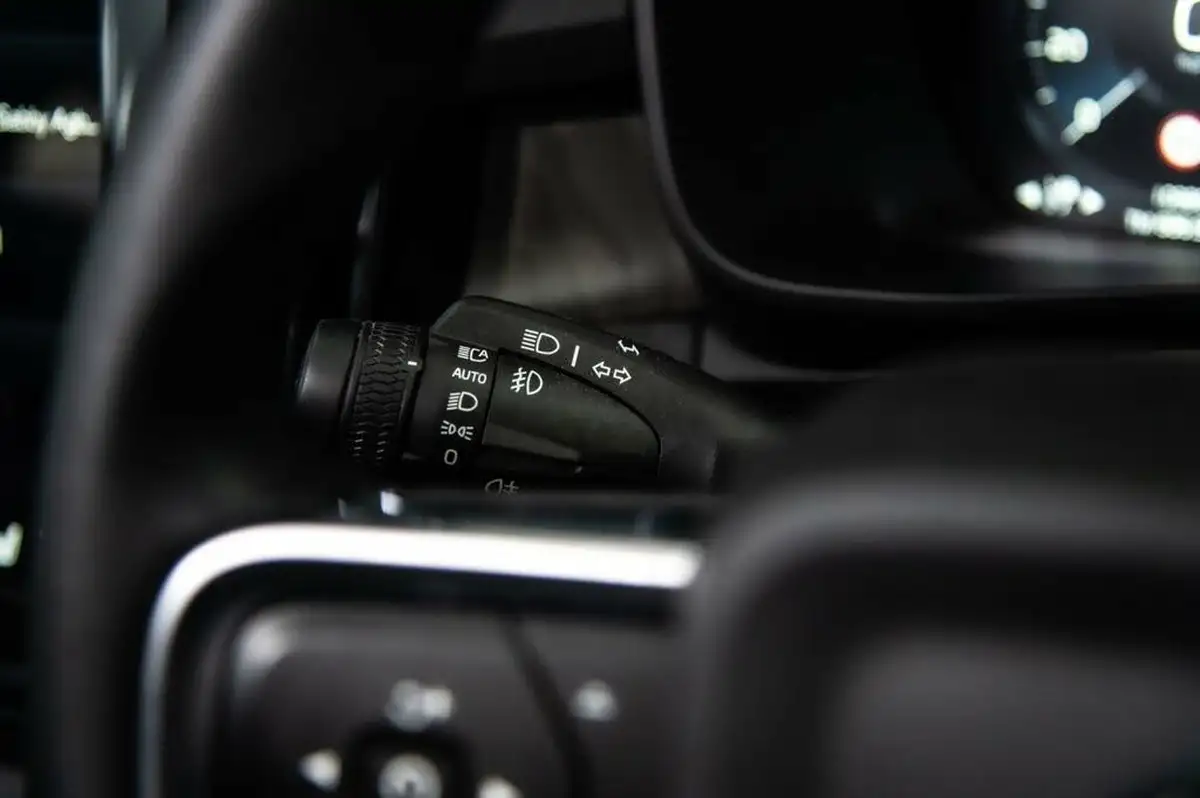 2023-volvo-xc40-15-t5-ultimate-dark-big-27