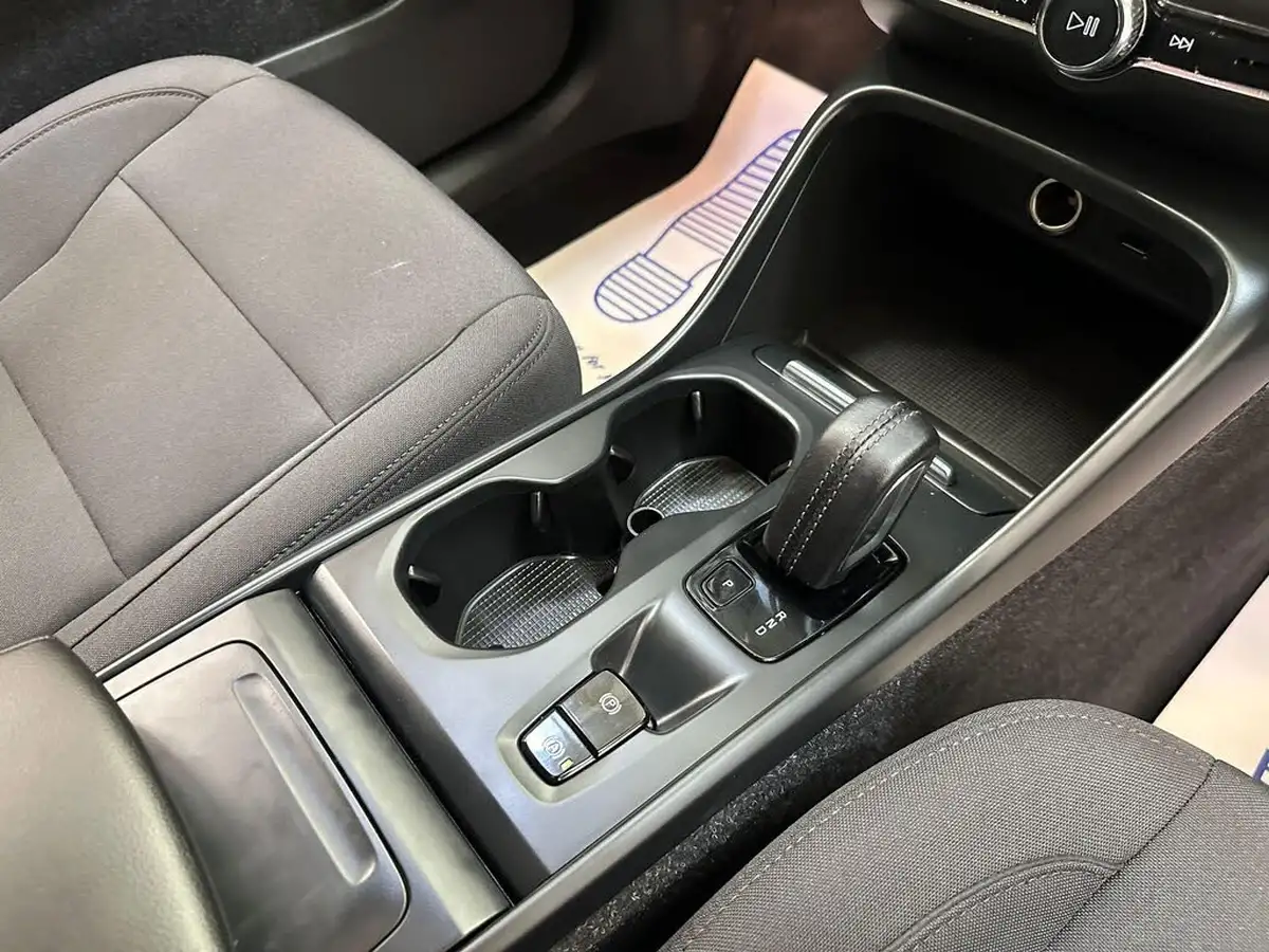 2020-volvo-xc40-20td-d3-momentum-geartronic-big-12