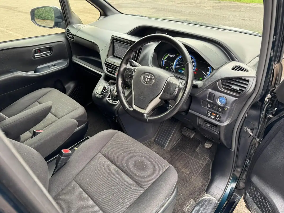 2015-toyota-voxy-18-hybrid-big-24
