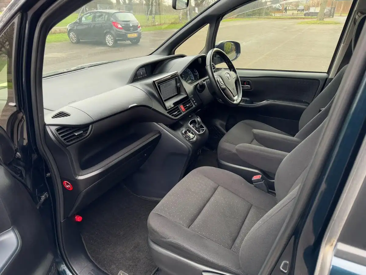 2015-toyota-voxy-18-hybrid-big-52