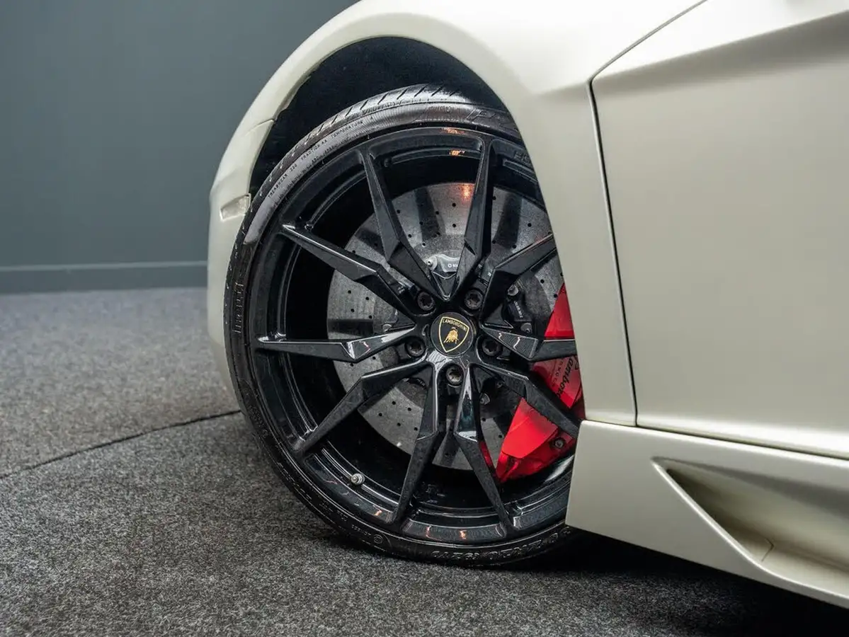 2016-lamborghini-aventador-65-lp-750-4-superveloce-coupe-big-16