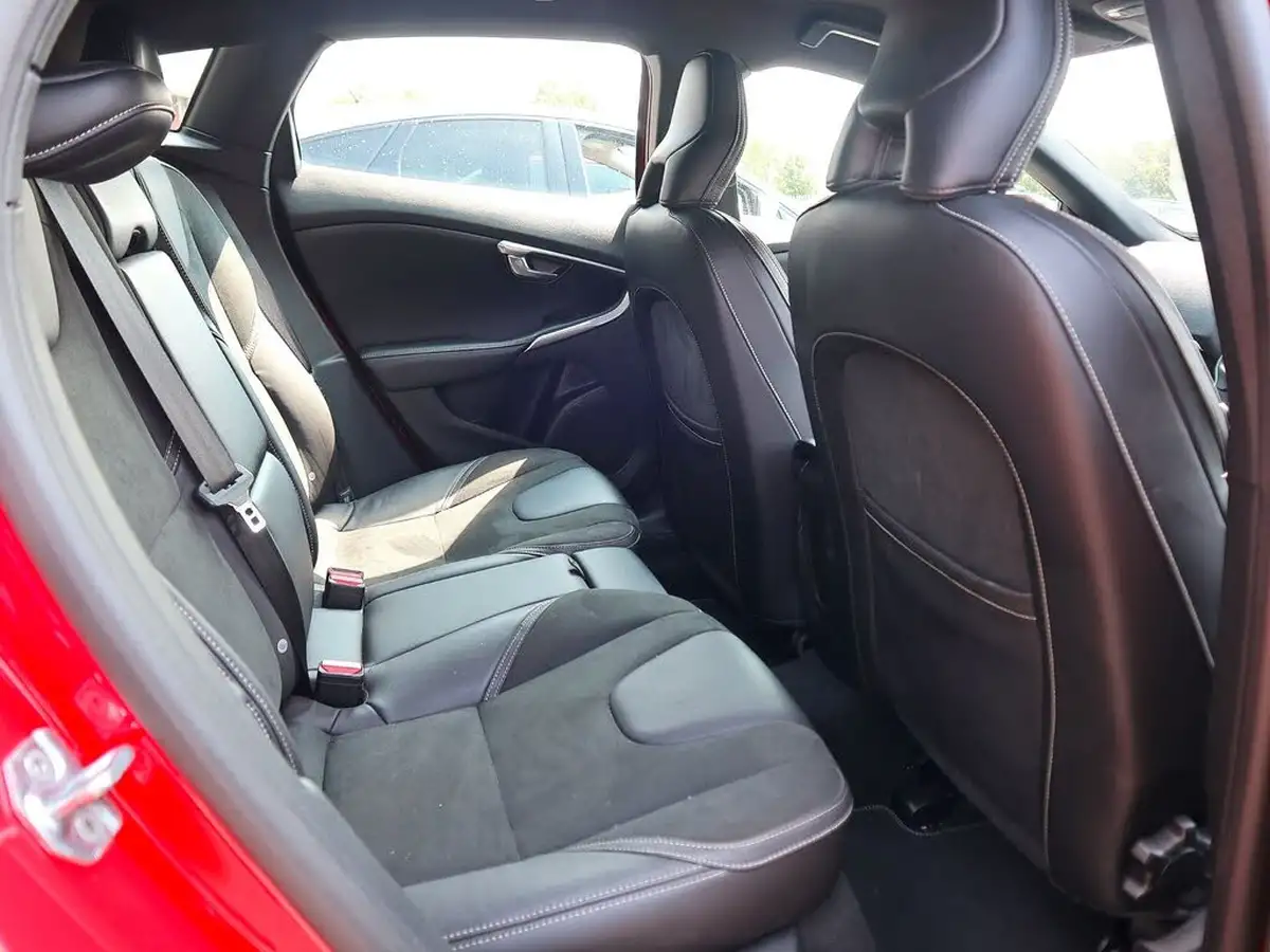 2018-volvo-v40-15-t3-r-design-nav-plus-big-3