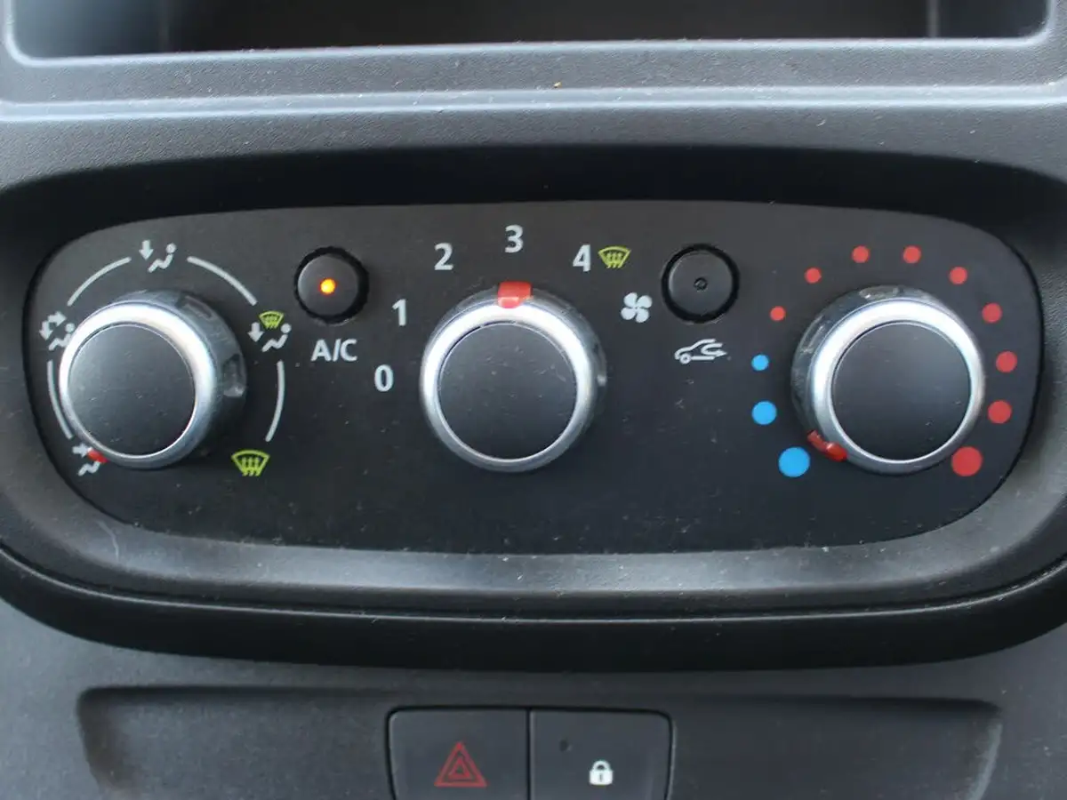 2021-renault-trafic-20dci-ll30-energy-120-business-panel-big-35