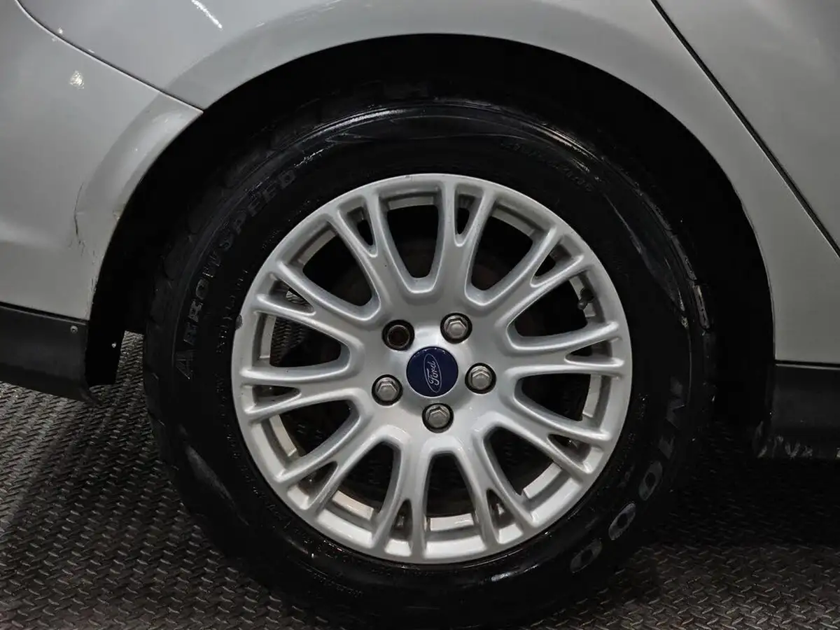 2012-ford-focus-16-titanium-ti-vct-125ps-hatchback-big-8