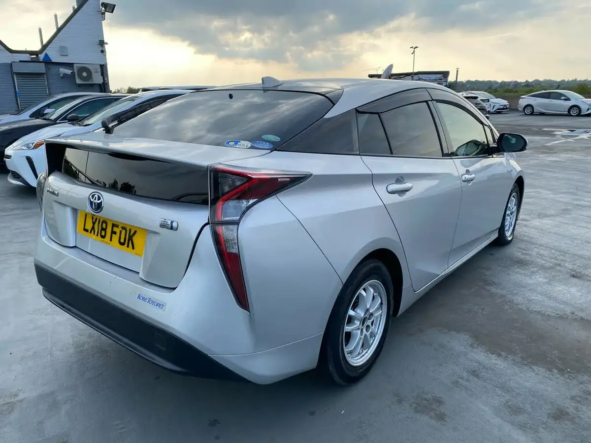 2018-toyota-prius-hybrid-big-14