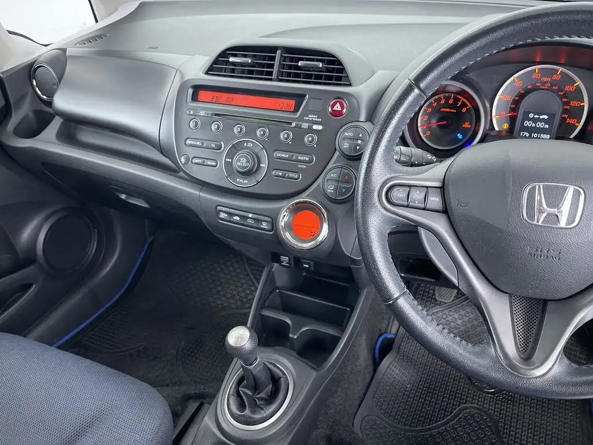 2013-honda-jazz-14-es-plus-big-42