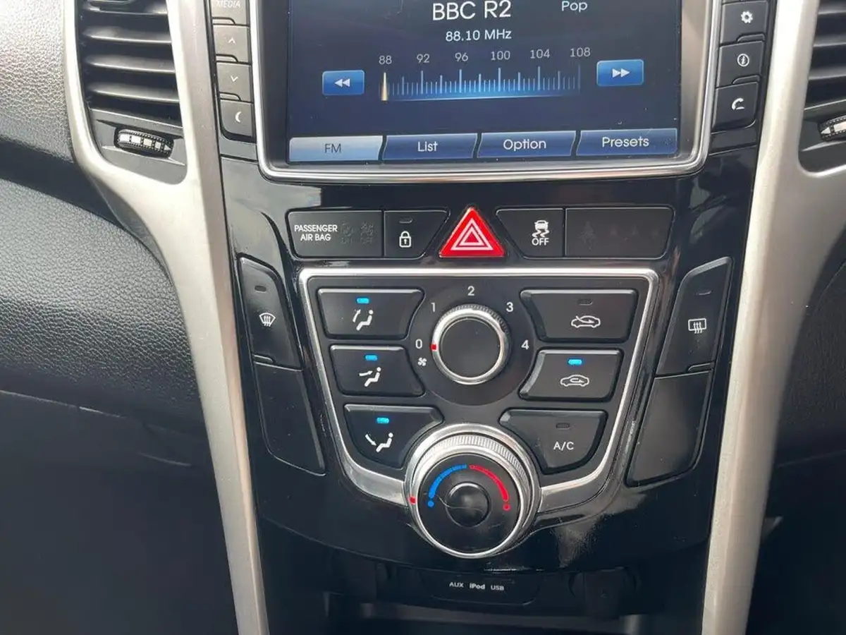 2015-hyundai-i30-16crdi-se-nav-110ps-tourer-big-12