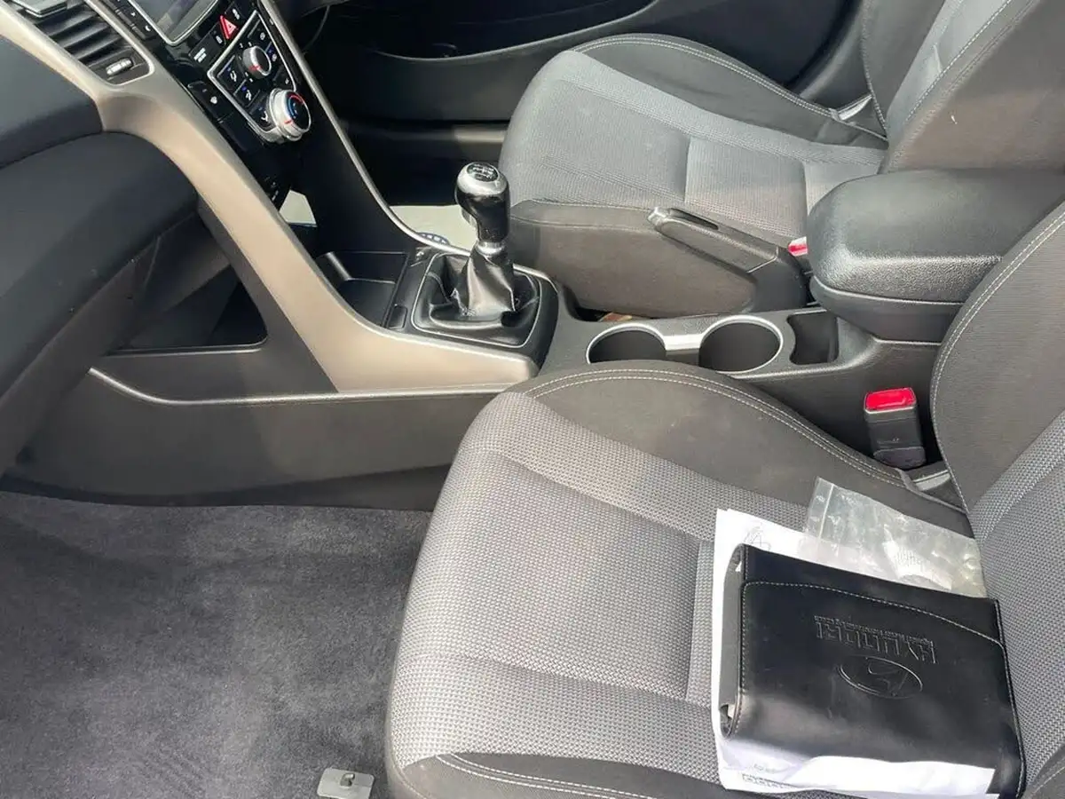 2015-hyundai-i30-16crdi-se-nav-110ps-tourer-big-36