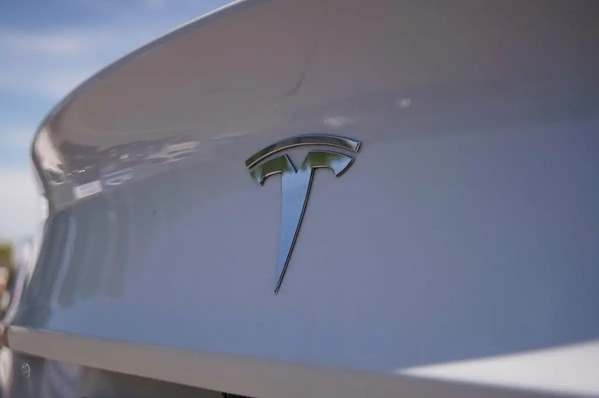 2020-tesla-model-3-e-long-range-big-40