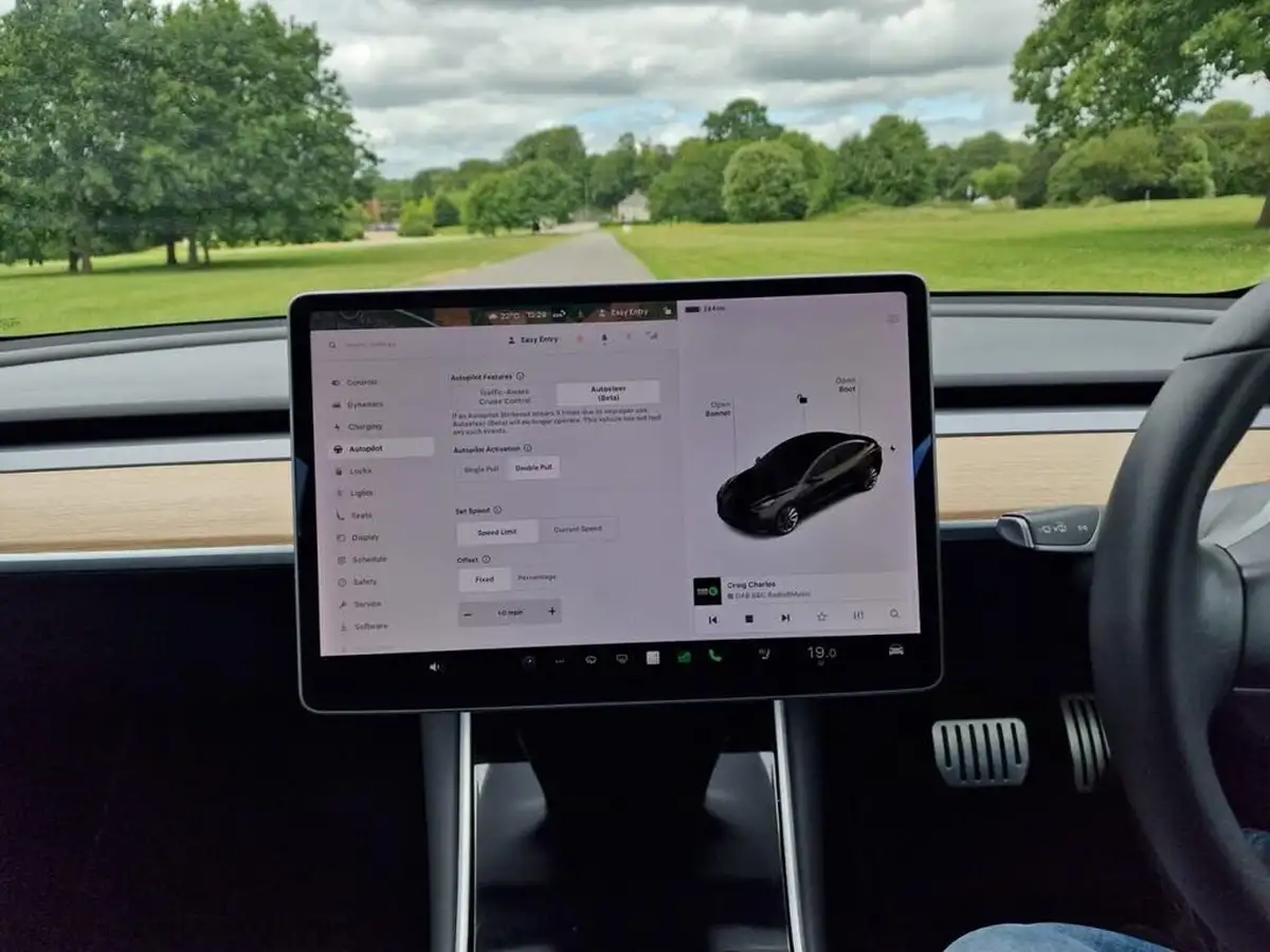 2019-tesla-model-3-e-4x4-performance-pack-big-10