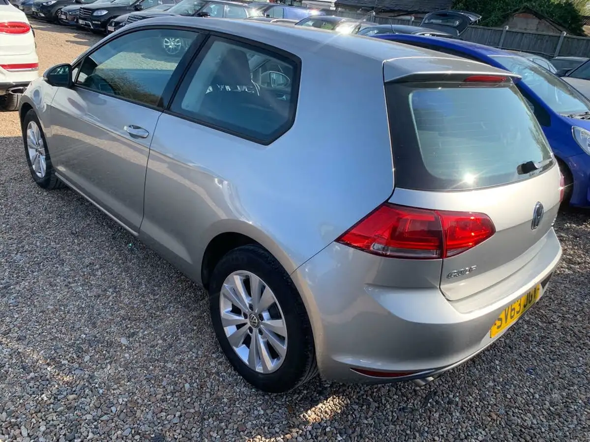 2013-volkswagen-golf-20tdi-se-ss-hatchback-3d-big-4
