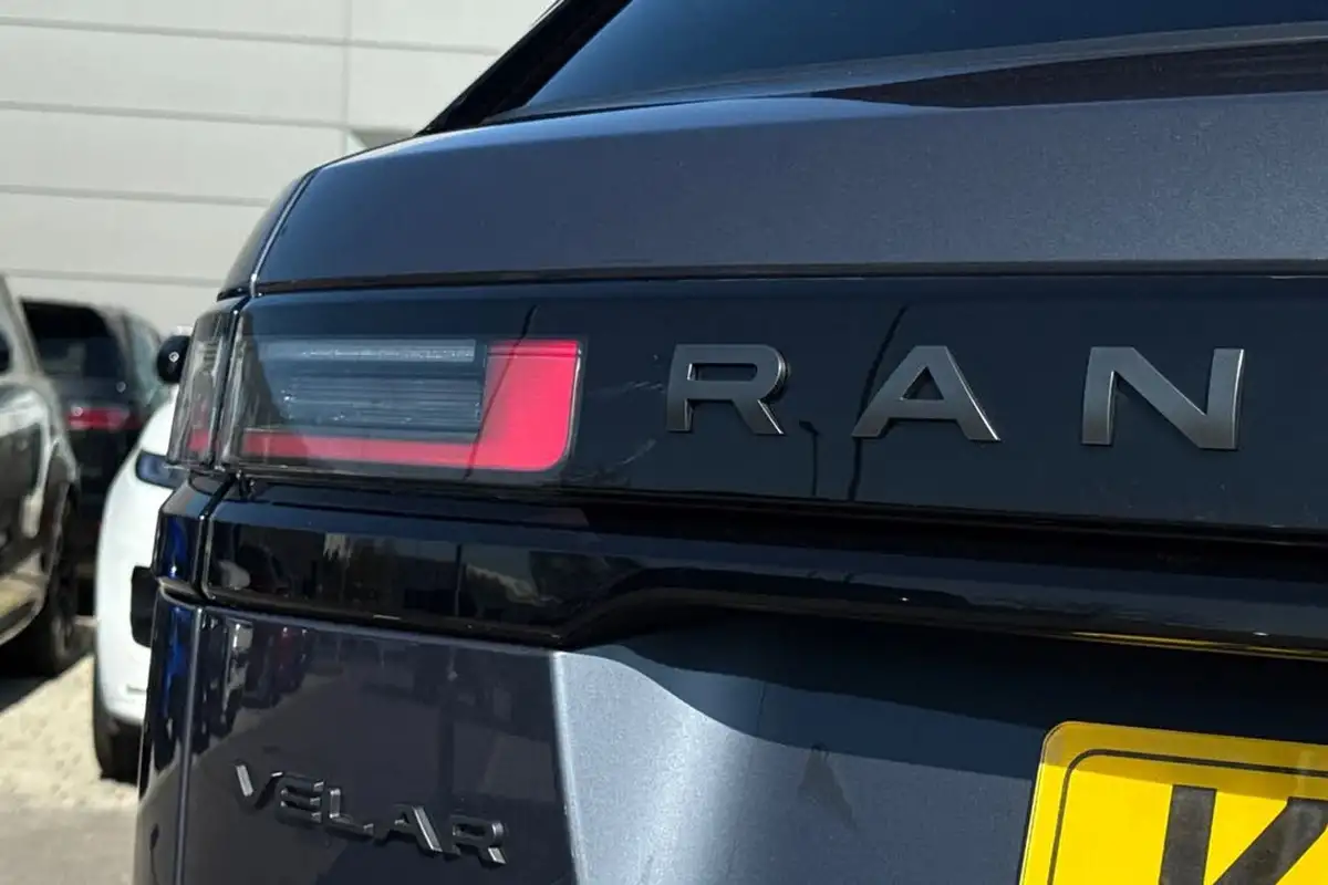 2023-land-rover-range-rover-velar-20-d200-dynamic-se-big-30