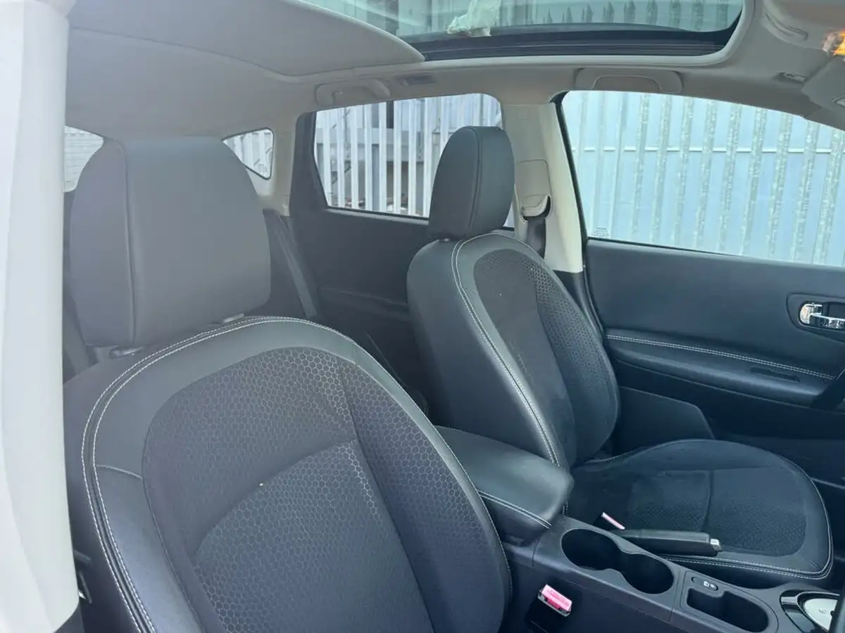 2013-nissan-qashqai-20-360-cvt-big-21