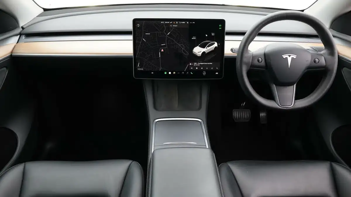 2022-tesla-model-y-e-long-range-big-13