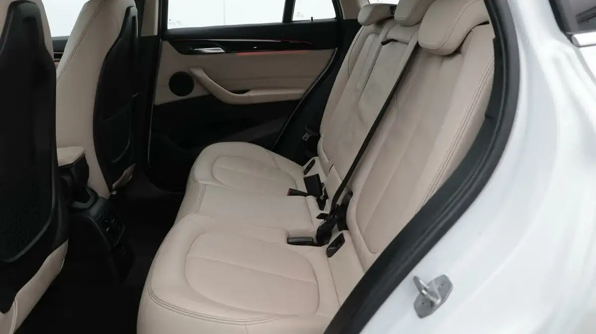2021-bmw-x1-20-xdrive20i-xline-big-16