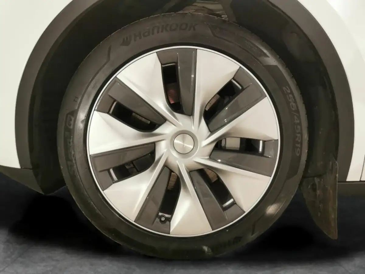 2023-tesla-model-y-e-rwd-big-24