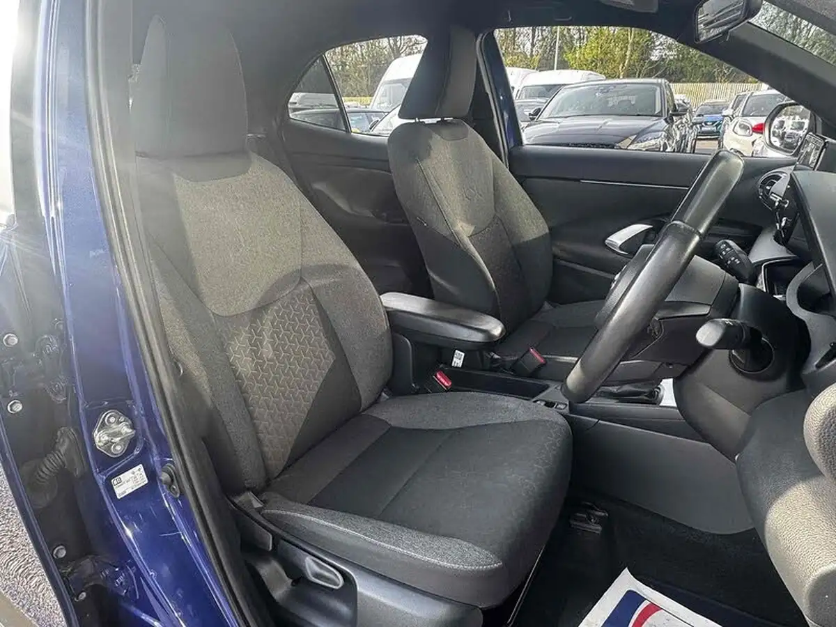 2022-toyota-yaris-15-vvt-i-design-panoramic-roof-big-21