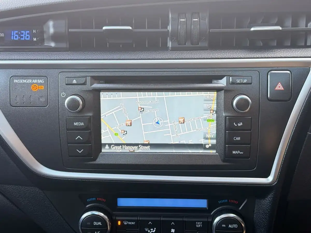 2015-toyota-auris-18-vvt-i-hsd-excel-hatchback-e-cvt-big-23
