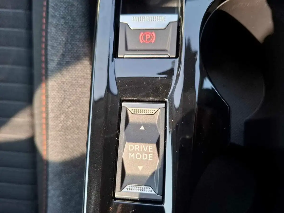 2023-peugeot-208-e-active-premium-136bhp-big-32