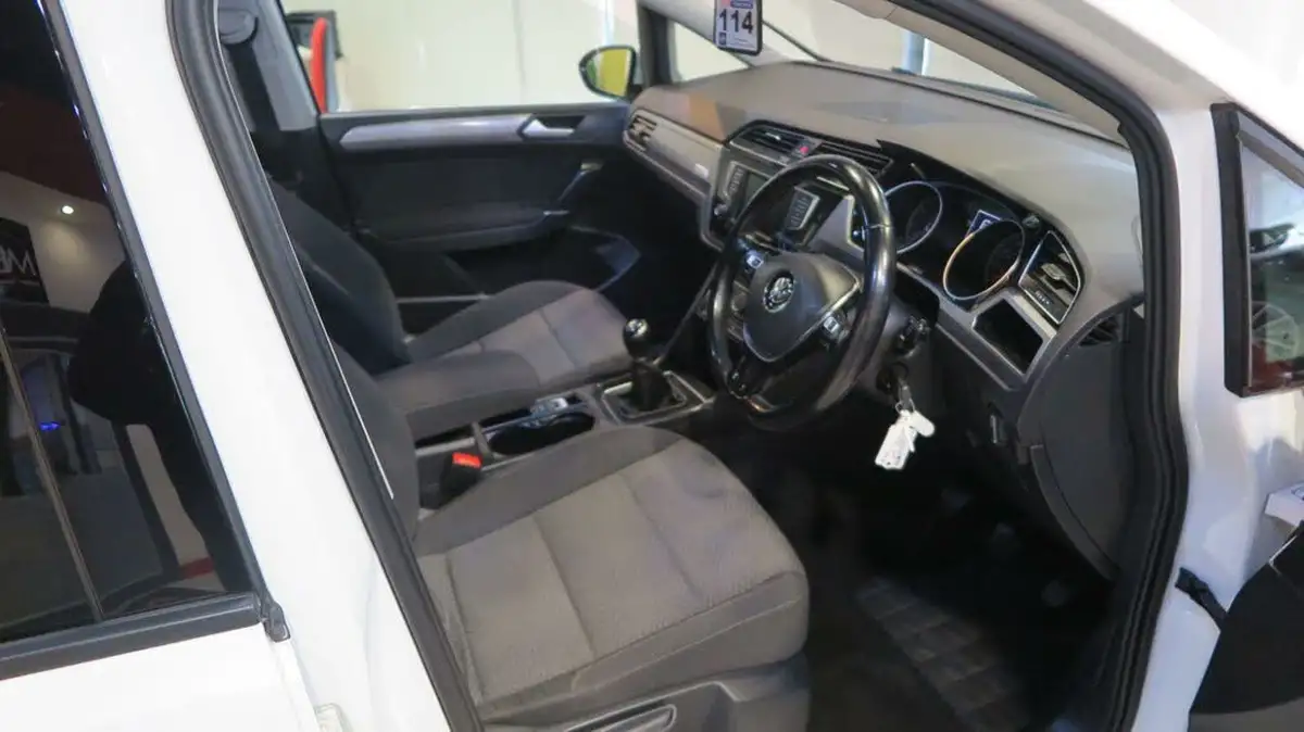 2017-volkswagen-touran-12-tsi-se-big-1