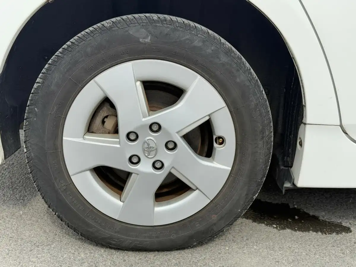 2011-toyota-prius-big-8