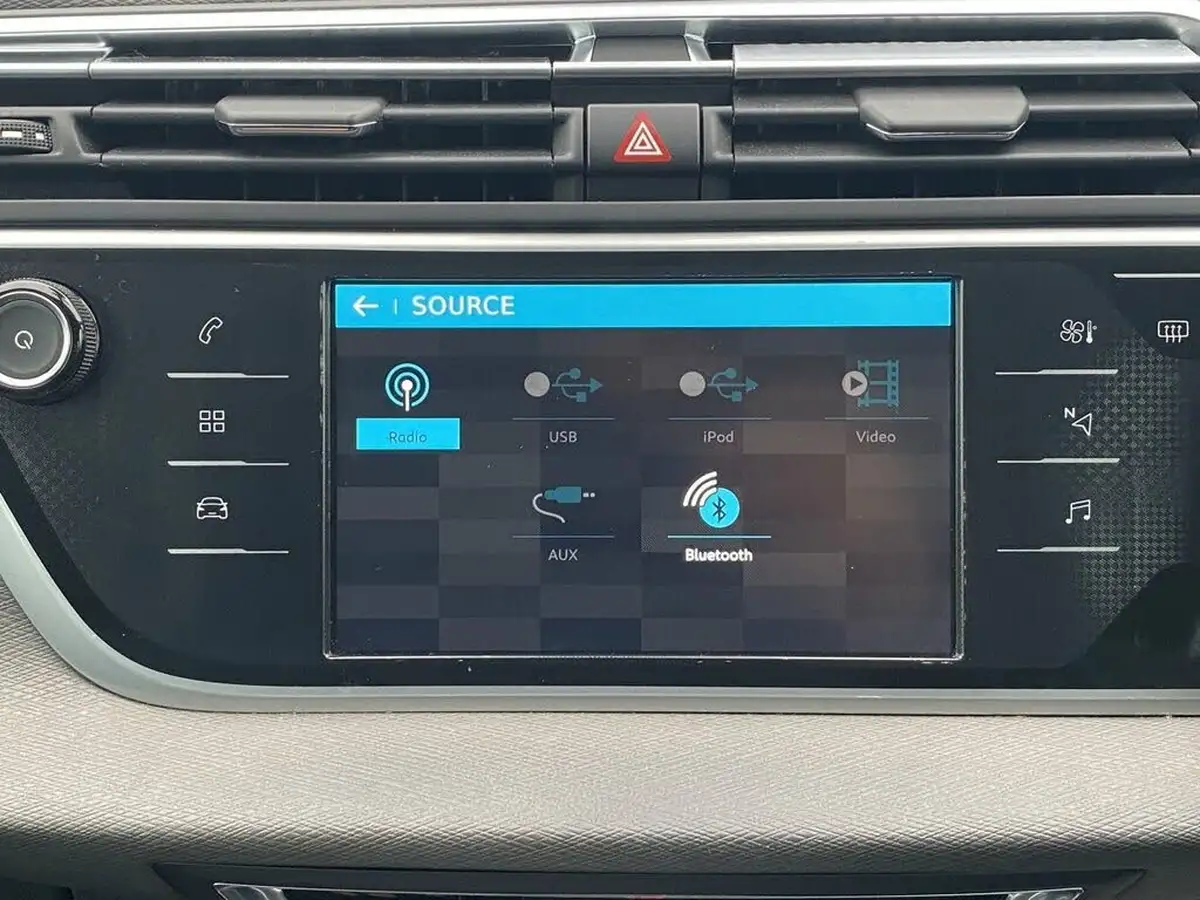 2016-citroen-c4-picasso-12-puretech-feel-big-39