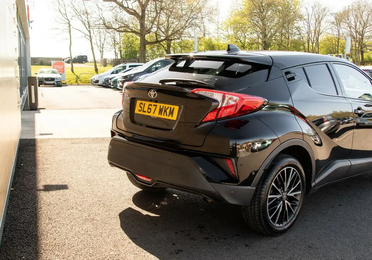 2017-toyota-c-hr-12-excel-cvt-big-8