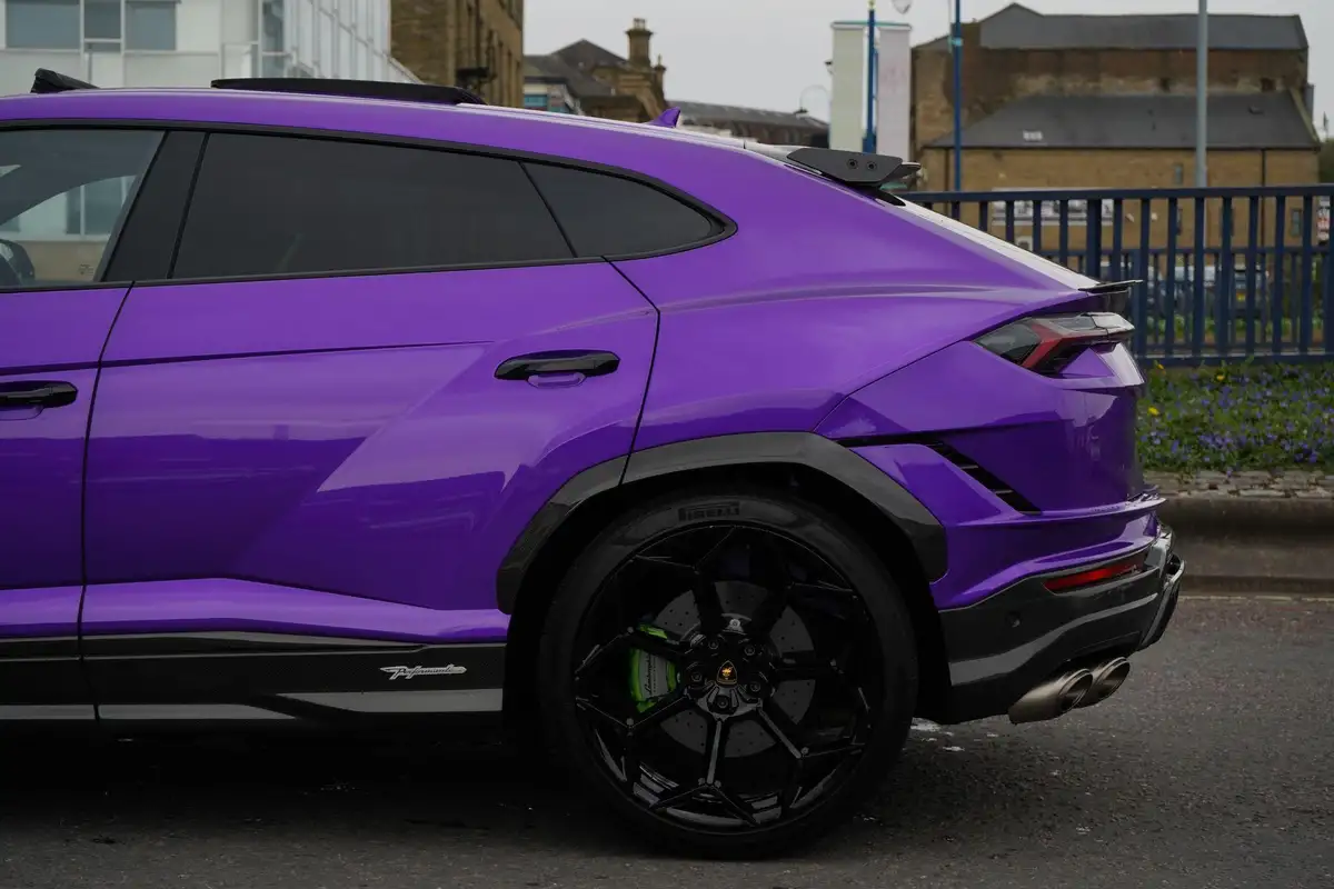 2024-lamborghini-urus-40-no-trim-big-13