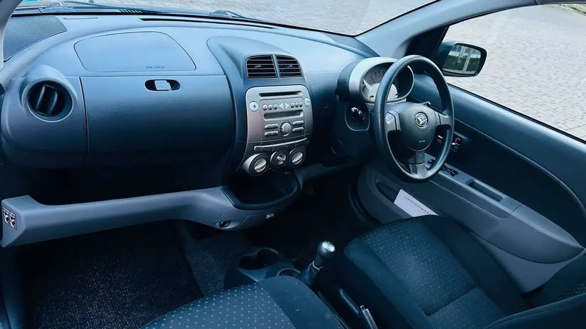 2009-daihatsu-sirion-13-se-big-14