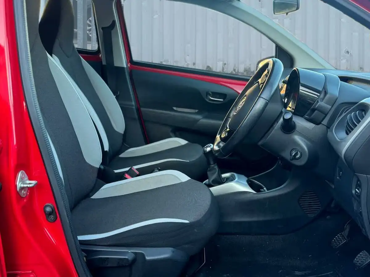 2016-toyota-aygo-10-vvt-i-x-play-68bhp-5d-big-17