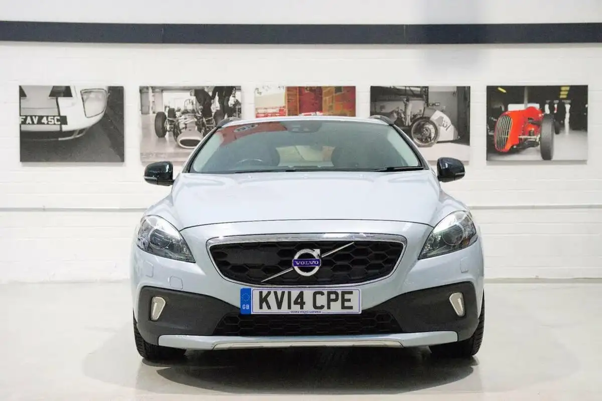 2014-volvo-v40-16td-d2-cross-country-lux-nav-big-7