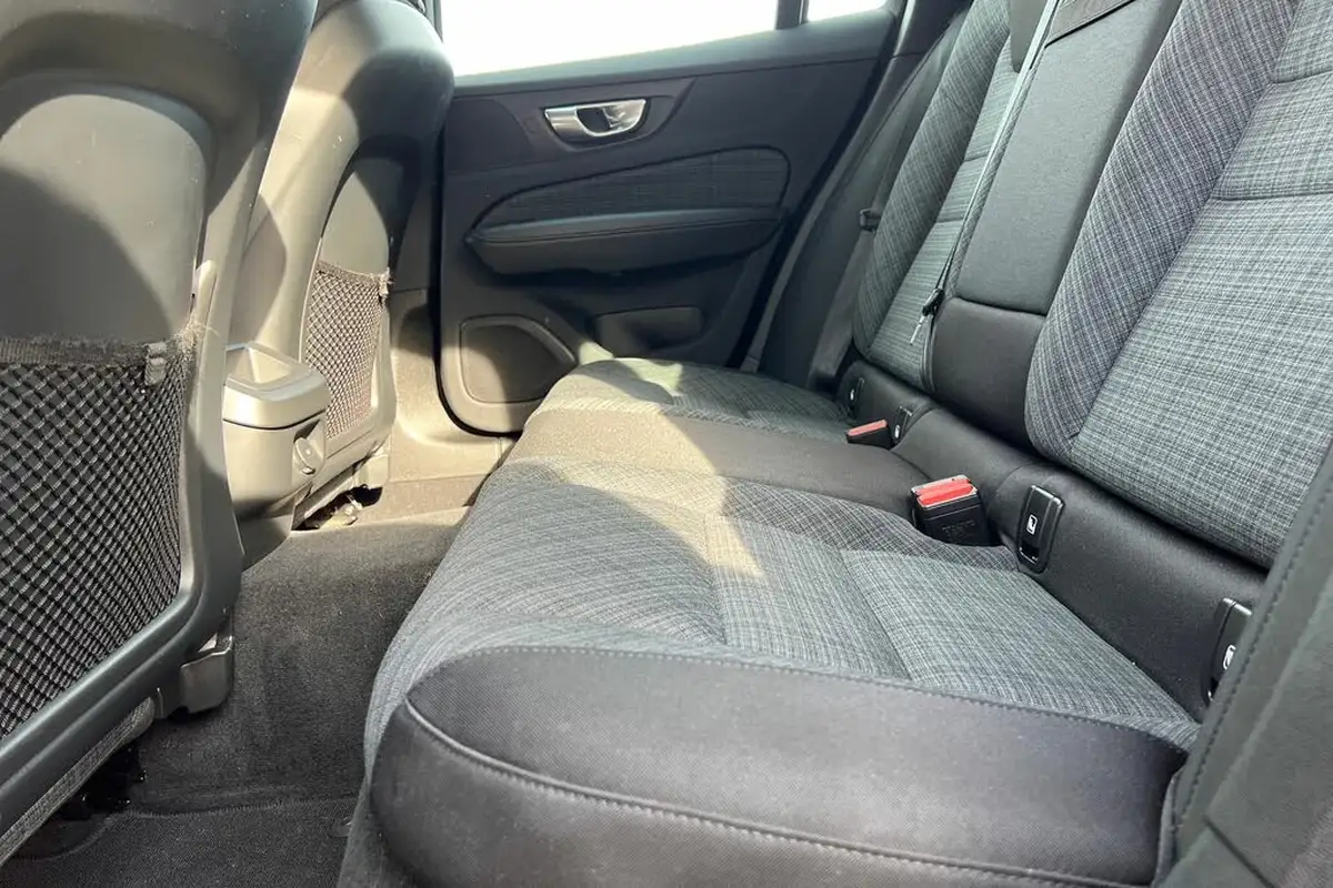 2021-volvo-v60-20-b4-momentum-big-16