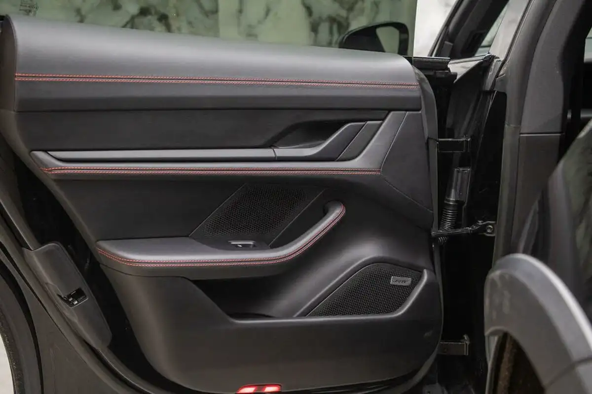 2022-porsche-taycan-e-4s-cross-turismo-big-46