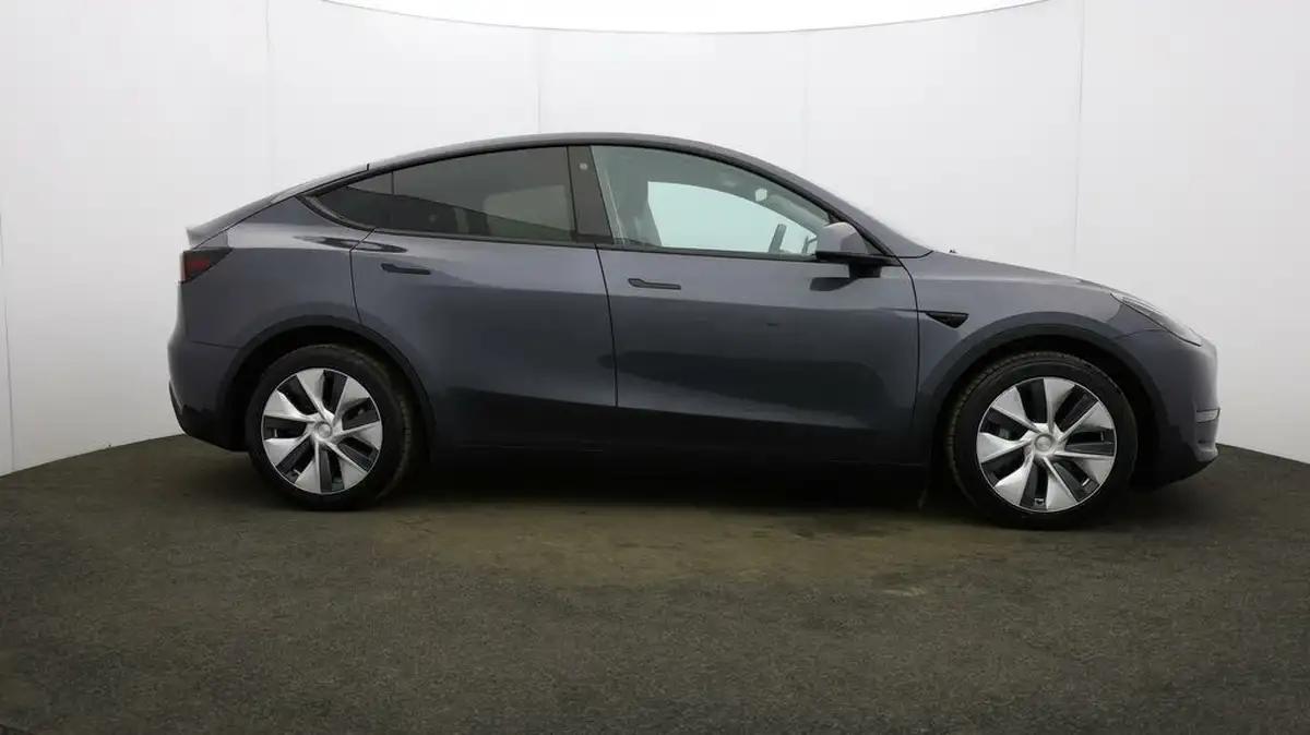 2022-tesla-model-y-e-long-range-big-44