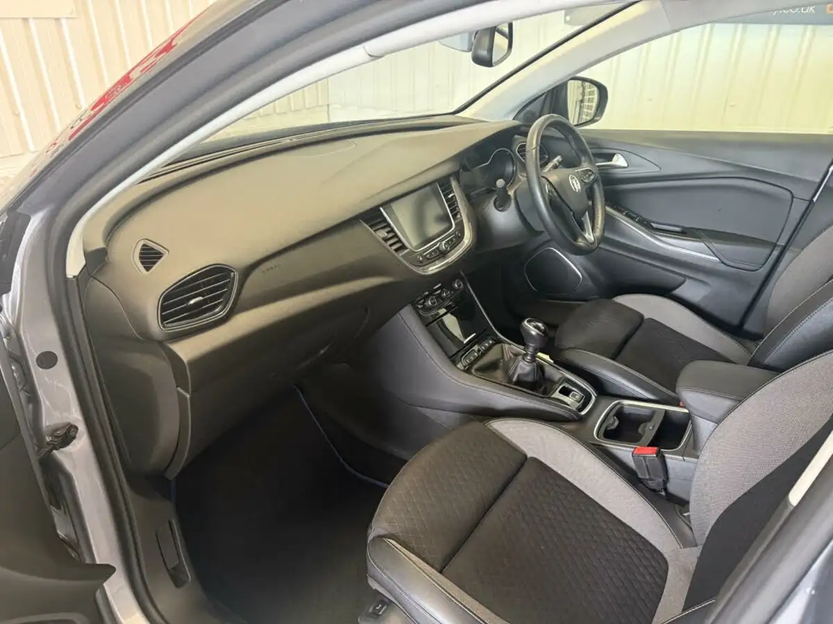 2019-vauxhall-grandland-x-15td-sport-nav-big-14