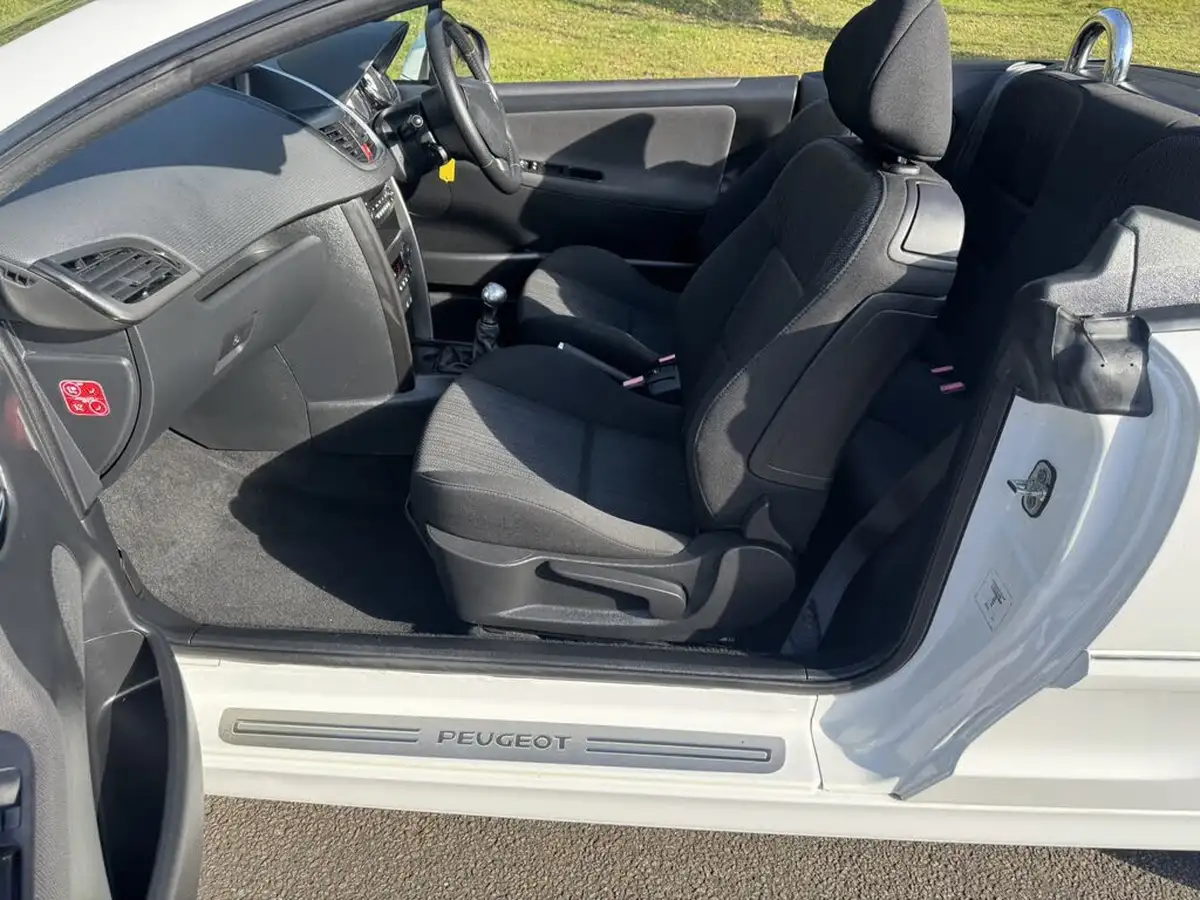 2010-peugeot-207-cc-16-gt-vti-120-09-big-15