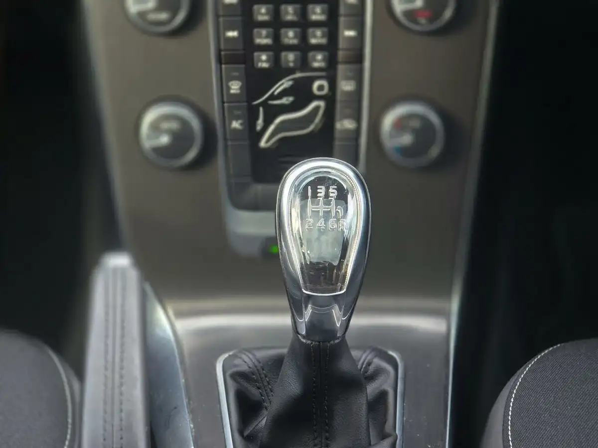 2014-volvo-v40-20td-d3-se-nav-big-36