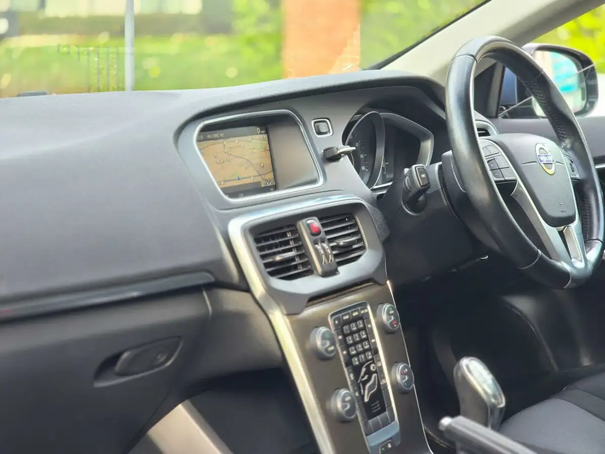 2014-volvo-v40-20td-d3-se-nav-big-32