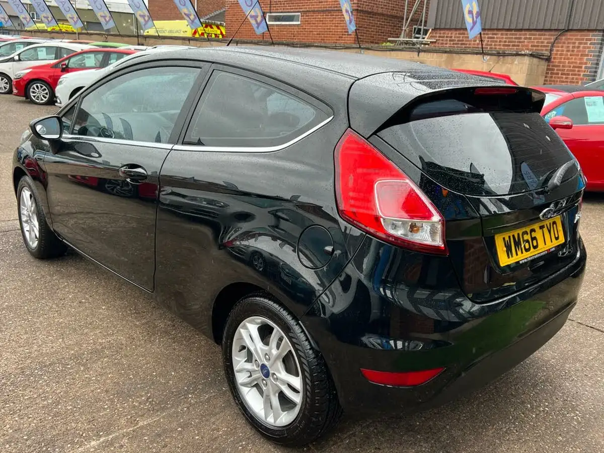2016-ford-fiesta-125-zetec-3d-big-15