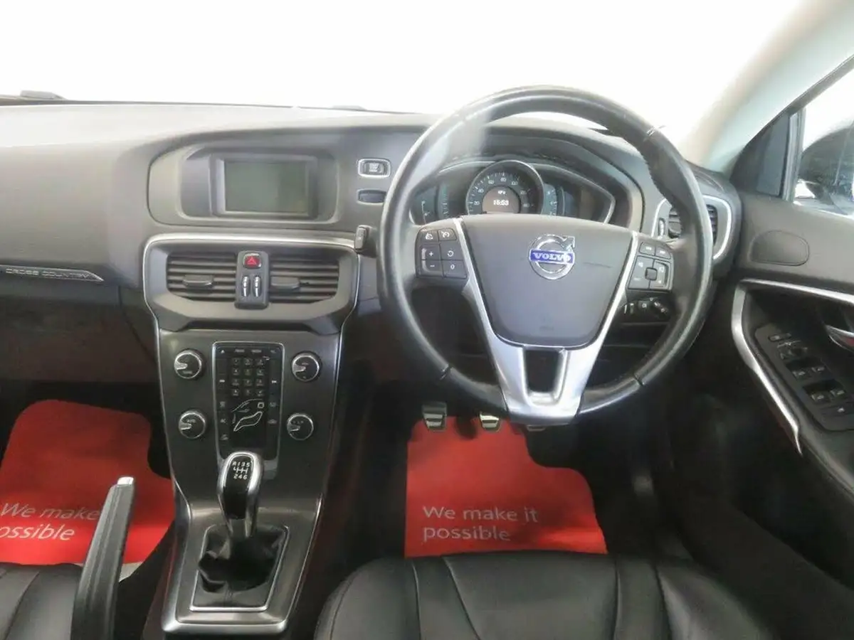 2015-volvo-v40-16td-d2-cross-country-lux-nav-big-30