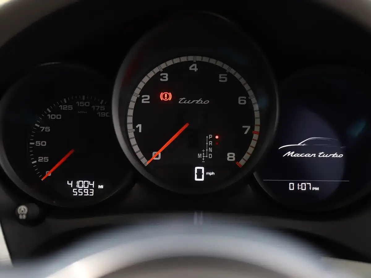 2021-porsche-macan-29-turbo-big-41