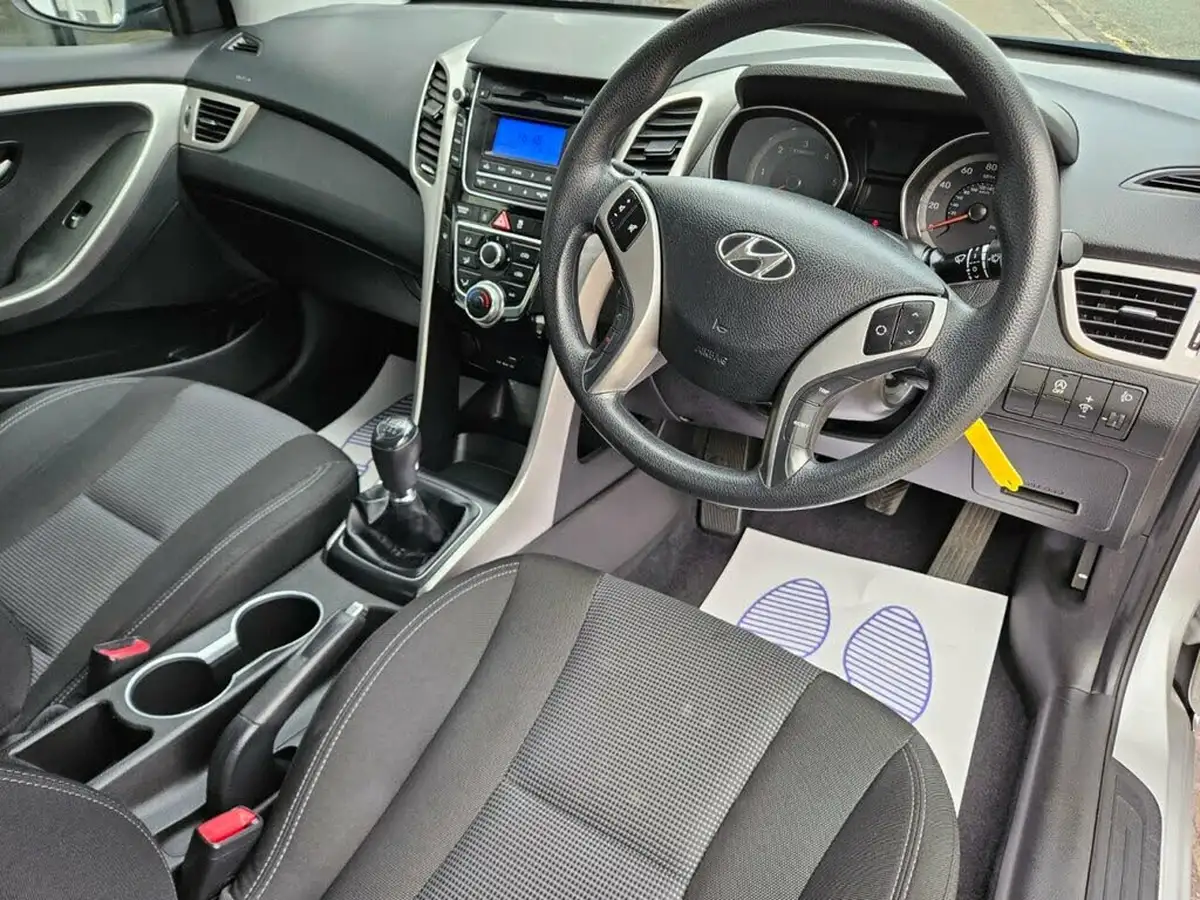 2015-hyundai-i30-16crdi-s-hatchback-big-6